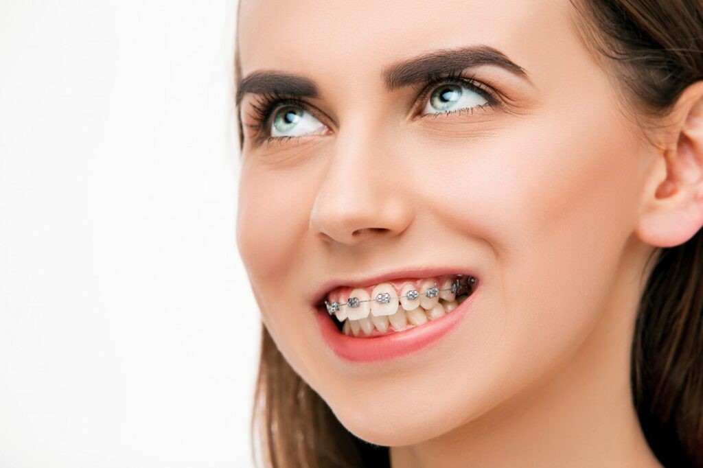 Découvrez l’expertise du Dr Zaineb Zioud, spécialiste en orthodontie moderne, alliant savoir-faire médical et technologies avancées pour des traitements personnalisés et des résultats éclatants.